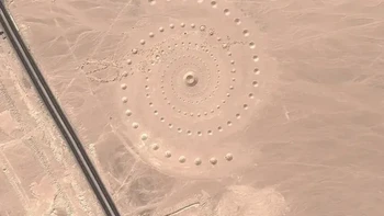 Sebuah portal spiral menuju alam semesta alternatif? Mungkin pesan alien? Atau monumen kuno untuk makhluk gaib? Desain spiral raksasa di gurun Mesir yang terpencil ini, tidak jauh dari pantai Laut Merah, adalah instalasi seni yang disebut Desert Breath. Pada Maret 2007, Danae Stratou, Alexandra Stratou, dan Stella Constantinides menciptakan karya seni seluas 1 juta kaki persegi (100.000 meter persegi) yang dimaksudkan untuk merayakan gurun sebagai keadaan pikiran, lanskap pikiran, kata para seniman di situs web mereka . Foto: Live Science