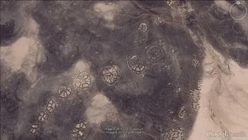 Struktur geometris berbentuk roda yang mungkin berasal dari sekitar 8.500 tahun yang lalu, menjadikannya lebih tua daripada geoglyph Peru yang disebut Garis Nazca. Beberapa desain berbentuk jari-jari yang tersebar di Oasis Azraq, Yordania, tampaknya diposisikan sedemikian rupa sehingga selaras dengan matahari terbit pada titik balik matahari musim dingin. Foto: Live Science