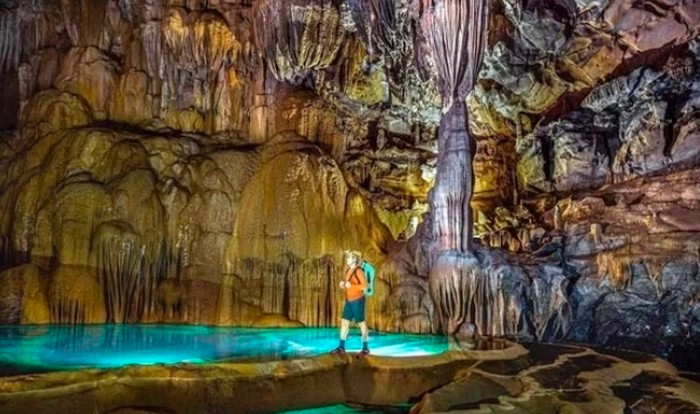 Sinkhole Nightmare memiliki kedalaman 250 meter dan sungai bawah tanah misterius di dalamnya. Gua ini merupakan bagian dari sistem gua Hung Thong di Taman Nasional Phong Nha-Ke Bang