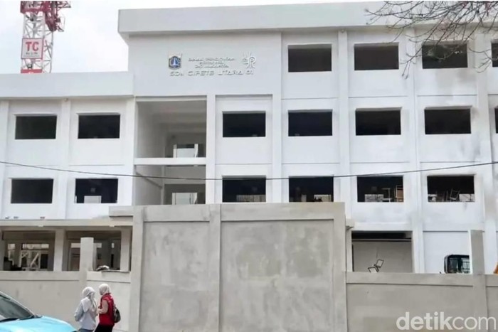 Proyek pembangunan gedung SDN Cipete Utara 01, Kebayoran Baru, Jaksel, molor hingga hampir satu tahun. (dok Berita Jakarta)