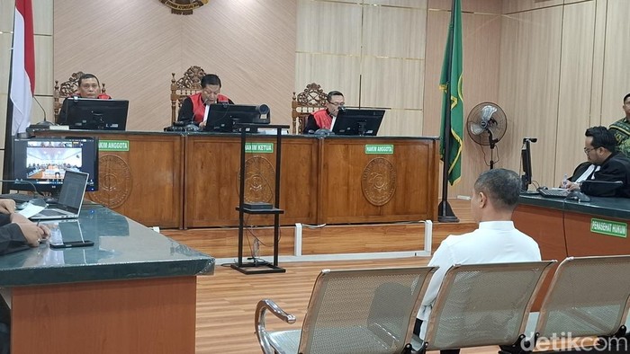Gubernur Riau Nonaktif Abdul Wahid saat sidang Vonis di PN Pekanbaru. (Raja Adil Siregar/detikSumut)