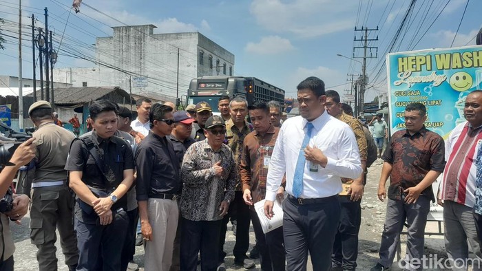 Gubsu Bobby Nasution meninjau jalan rusak arah Marelan (Nizar Aldi/detikSumut)