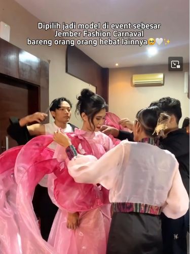 Ibu rumah tangga Sintia Utriyati tampil haru dan memukau saat terpilih jadi model Jember Fashion Carnaval,
