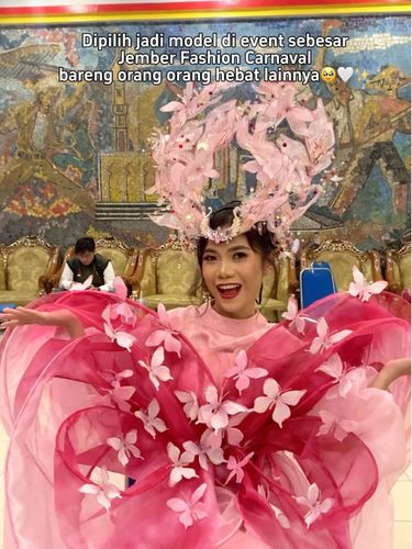 Ibu rumah tangga Sintia Utriyati tampil haru dan memukau saat terpilih jadi model Jember Fashion Carnaval,