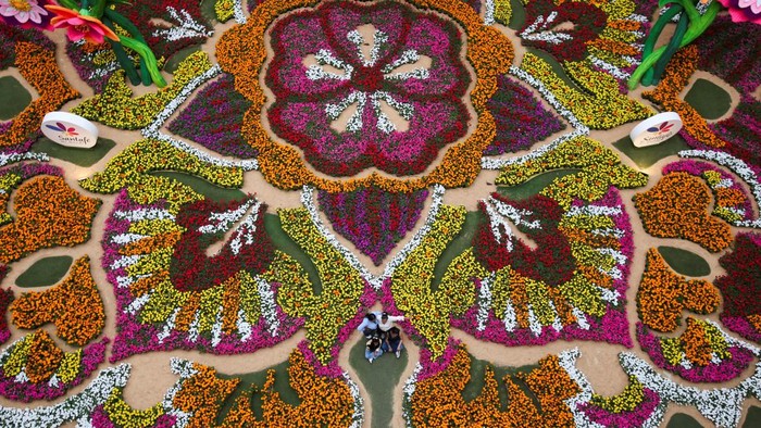 People pose for a photo at the Tapete de Flores floral installation at Santafe shopping mall ahead of Medellin’s annual Flower Festival, in Medellin, Colombia, July 29, 2026. REUTERS/Juan David Duque