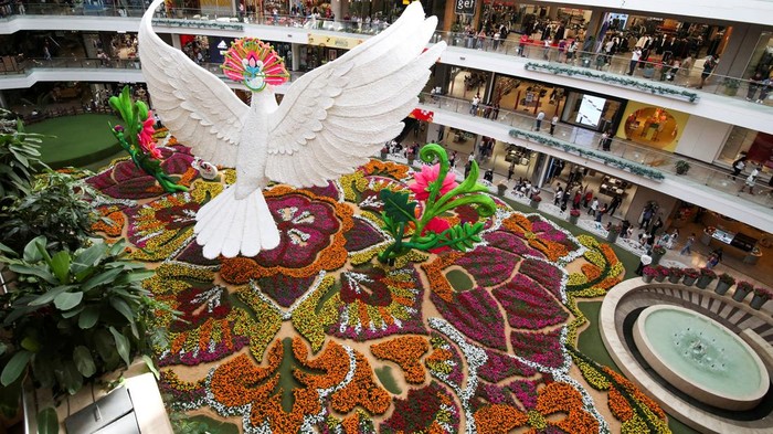 People pose for a photo at the Tapete de Flores floral installation at Santafe shopping mall ahead of Medellin’s annual Flower Festival, in Medellin, Colombia, July 29, 2026. REUTERS/Juan David Duque