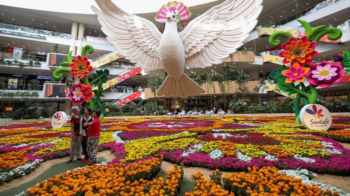 People pose for a photo at the Tapete de Flores floral installation at Santafe shopping mall ahead of Medellin’s annual Flower Festival, in Medellin, Colombia, July 29, 2026. REUTERS/Juan David Duque