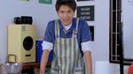 Seru! Iqbaal Ramadhan Bikin Kreasi Mie Instan Favorit hingga Makan Burger