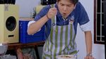 Seru! Iqbaal Ramadhan Bikin Kreasi Mie Instan Favorit hingga Makan Burger