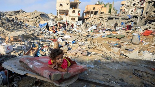 A Palestinian girl child lies on a damaged mattress at the site of Wednesdays Israeli strike on a house whose residents were pre-warned by the Israeli military to evacuate, in Gaza City, July 30, 2026. REUTERS/Dawoud Abu Alkas     TPX IMAGES OF THE DAY
