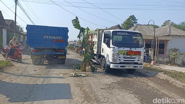 Jalan rusak ditanami pohon pisang di Desa Karangrejo, Garum Blitar