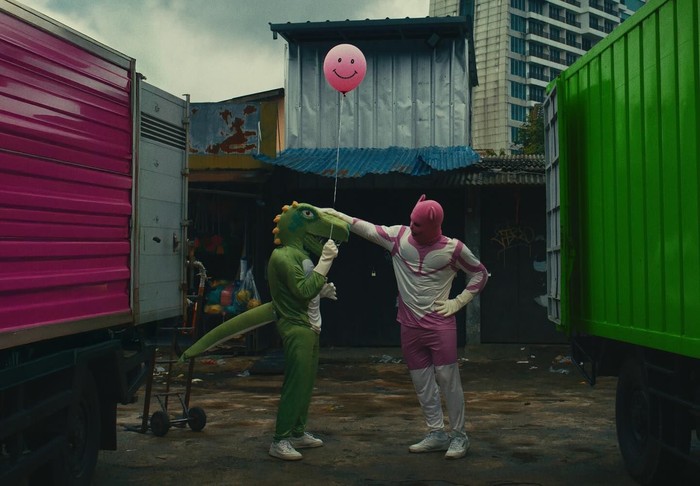 Lagu Disarankan di Bandung karya Jason Ranti dan Dongker jadi anthem di banyak tempat. Jeje dan Dongker punya janji batin untuk selalu tampil bersama.