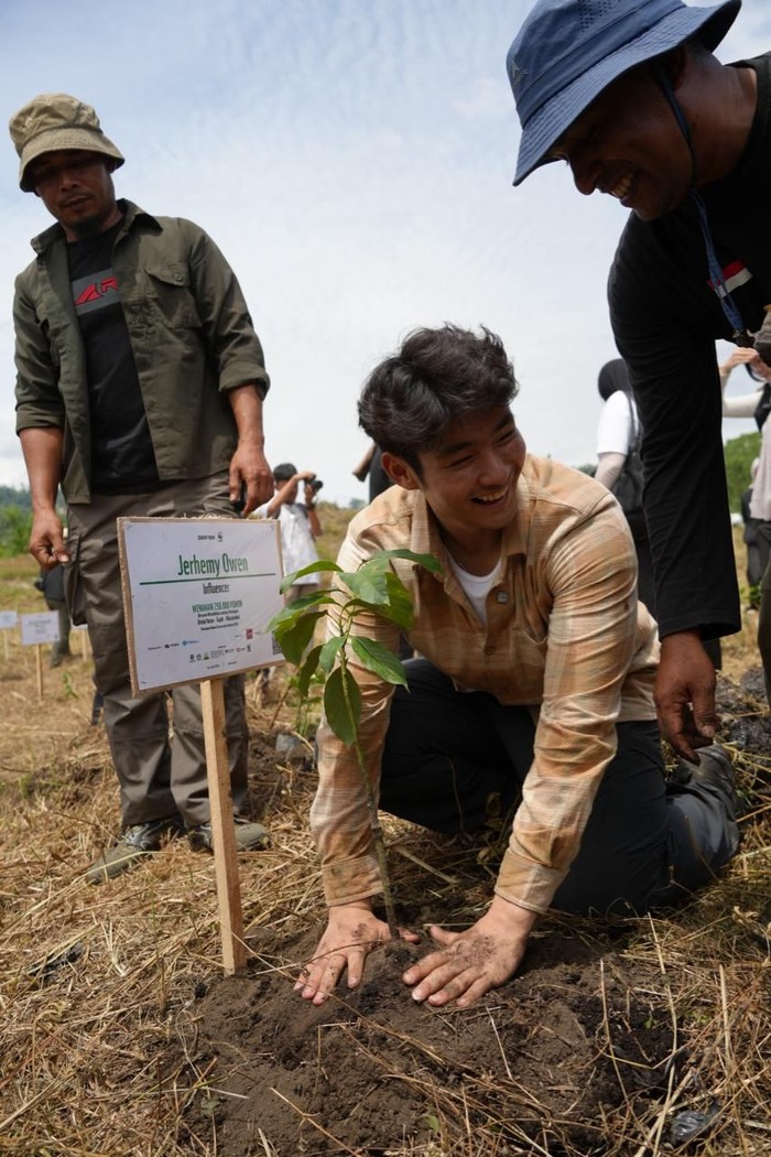 Jerhemy Owen meluncurkan aksi restorasi hutan di Aceh dengan menanam 250.000 pohon dan meratakan lahan sawit ilegal.