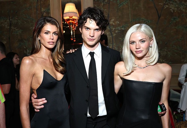 Dalam serial The Shards, Homer Gere berperan sebagai Robert Mallory, seorang murid baru yang misterius di Buckley School. Sedangkan Kaia Gerber berperan sebagai Susan Reynolds, anak orang kaya dan populer di sekolah. Foto: FX via Getty Images/Frank Micelotta