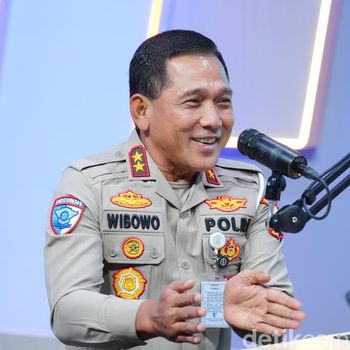 Kakorlantas Polri Irjen Wibowo membeberkan berbagai keunggulan dari keberlanjutan transformasi digital Korlantas Polri, khususnya e-BPKB dan SIM Digital. (Isal Mawardi/detikcom)