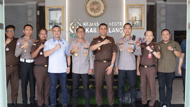 Kapolres Malang, AKBP Rulian Syauri, membangun sinergi dengan pengadilan dan kejaksaan. Ia menekankan pentingnya kolaborasi untuk keamanan. (dok Istimewa)