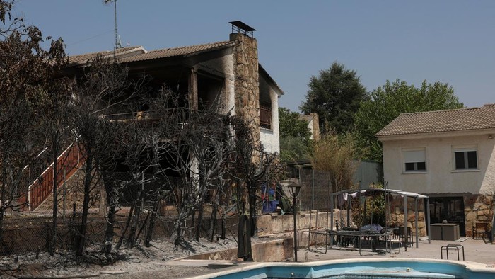 Damaged property in a burned area, as wildfires continue to affect the provinces of Avila and Madrid, in El Encinar del Alberche, Toledo, Spain, July 27, 2026. REUTERS/Violeta Santos Moura