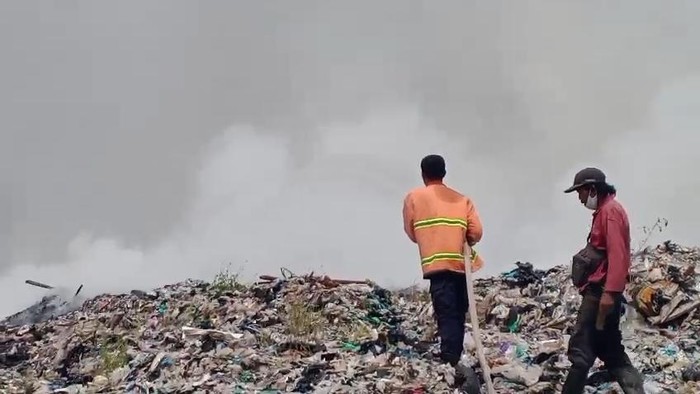 Kebakaran Tempat Pemrosesan Akhir (TPA) sampah di Dengung, Kabupaten Lebak, Banten