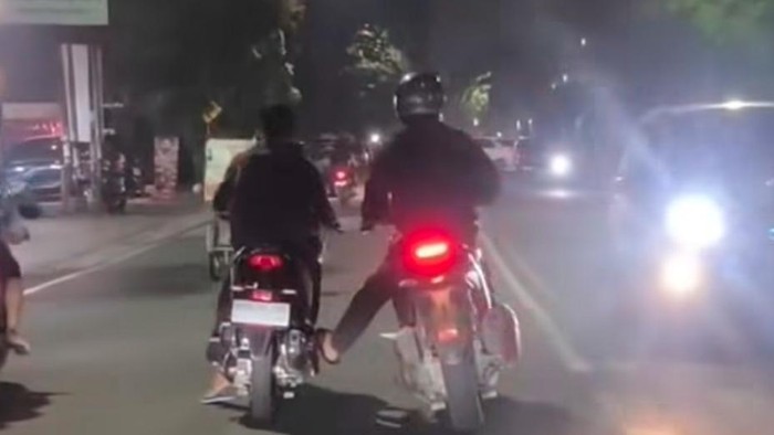 Kedua pelaku saat membawa kabur motor driver ojol. (Foto: Istimewa)