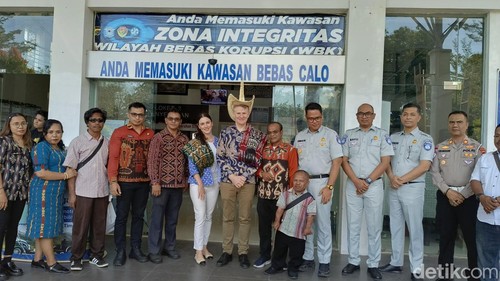 Kedubes Australia untuk Indonesia Rod Brazier, saat meninjau pelayanan pajak bagi kaum difabel di Kantor Samsat Kupang, Kamis (30/7/2026). Foto: Simon Selly/detikBali.