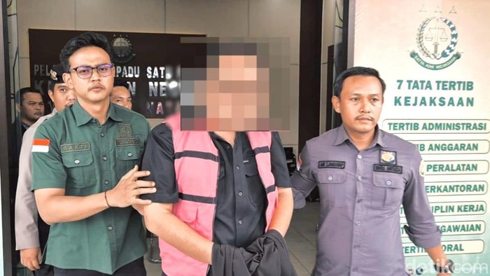 Kejaksaan saat akan menahan Ahmad Meinul. (Foto: dok. Kejari Madina)