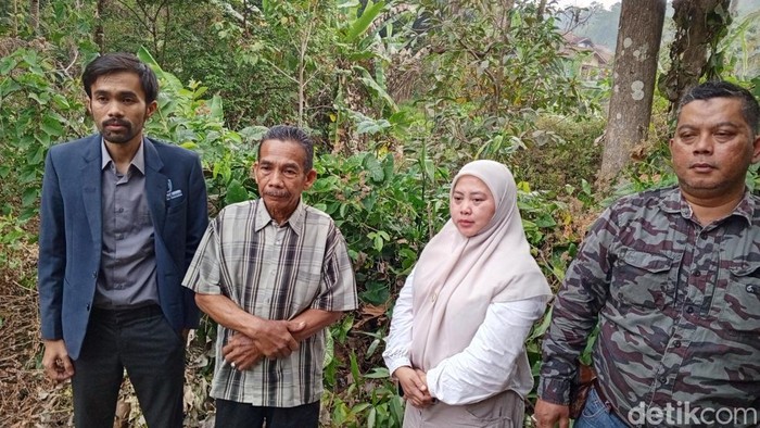 Keluarga terpidana kasus korupsi pemanfaatan kayu di proyek pembangunan Tol Cisumdawu.