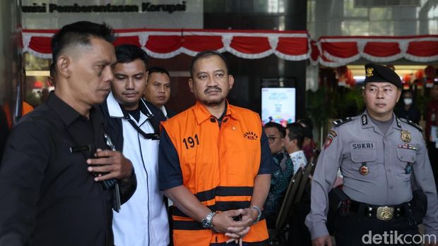 Kena OTT, Bupati Pemalang Ditahan KPK Anom turun dari ruang pemeriksaan sekitar pukul 08.34 WIB, Kamis (30/7/2026). Dirinya telah mengenakan rompi tahanan KPK berwarna oranye dengan tangan diborgol.Anom ditahan bersama dengan tiga orang lainnya. Setelah itu mereka yang ditahan dibawa masuk ke mobil tahanan KPK.
