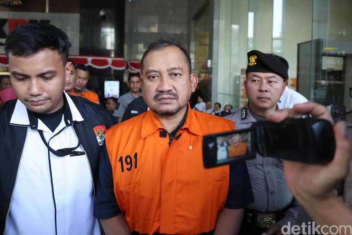 Anom turun dari ruang pemeriksaan sekitar pukul 08.34 WIB, Kamis (30/7/2026). Dirinya telah mengenakan rompi tahanan KPK berwarna oranye dengan tangan diborgol.

Anom ditahan bersama dengan tiga orang lainnya. Setelah itu mereka yang ditahan dibawa