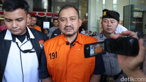 Kena OTT, Bupati Pemalang Ditahan KPK Anom turun dari ruang pemeriksaan sekitar pukul 08.34 WIB, Kamis (30/7/2026). Dirinya telah mengenakan rompi tahanan KPK berwarna oranye dengan tangan diborgol.Anom ditahan bersama dengan tiga orang lainnya. Setelah itu mereka yang ditahan dibawa masuk ke mobil tahanan KPK.