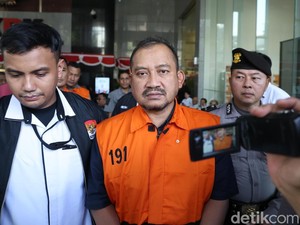 Perkara Memeras dan Diperas Bikin Bupati Pemalang Jadi Tersangka