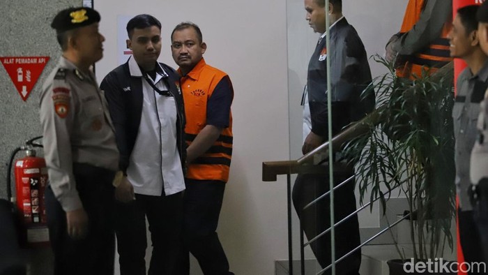 Anom turun dari ruang pemeriksaan sekitar pukul 08.34 WIB, Kamis (30/7/2026). Dirinya telah mengenakan rompi tahanan KPK berwarna oranye dengan tangan diborgol.

Anom ditahan bersama dengan tiga orang lainnya. Setelah itu mereka yang ditahan dibawa masuk ke mobil tahanan KPK.