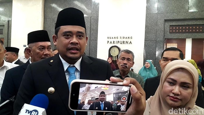 Keterangan foto: Gubsu Bobby Nasution bersama Ketua DPRD Sumut Erni Ariyanti dan Pj Sekda Sumut Sulaiman Harahap usai rapat paripurna (Nizar Aldi/detikSumut)