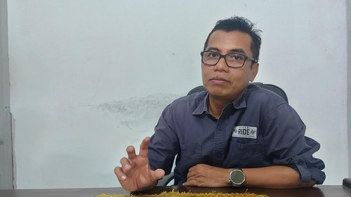 Ketua KONI Dompu, Asrullah, saat ditemui di sekretariatnya Kamis (30/7/2026). (Faruk/detikcom)