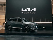 Komparasi Kia Carens EV vs BYD M6