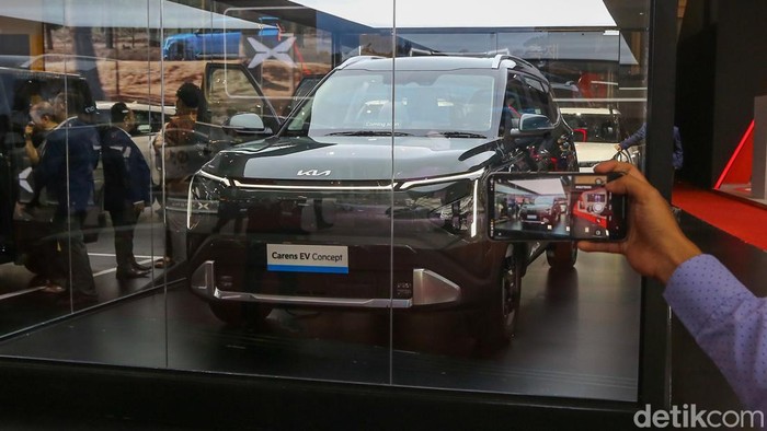 Kia memperkenalkan Carens EV Concept pada ajang GAIKINDO Indonesia International Auto Show (GIIAS) 2026 di ICE BSD, Kabupaten Tangerang, Banten, Kamis (30/7/2026).