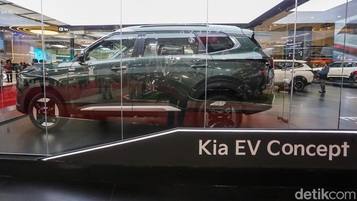 Kia memperkenalkan Carens EV Concept pada ajang GAIKINDO Indonesia International Auto Show (GIIAS) 2026 di ICE BSD, Kabupaten Tangerang, Banten, Kamis (30/7/2026).