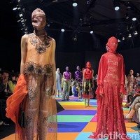 Tawaran Baru Tren Naked Dressing Lewat Batik Organza di Koleksi Harsa Lakon