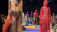 Tawaran Baru Tren Naked Dressing Lewat Batik Organza di Koleksi Harsa Lakon