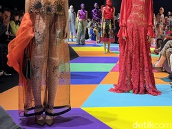 Tawaran Baru Tren Naked Dressing Lewat Batik Organza di Koleksi Harsa Lakon