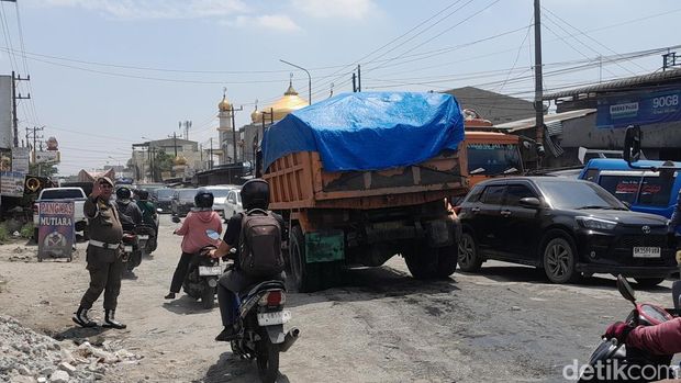 Kondisi jalan rusak yang mengarah ke Marelan (Nizar Aldi/detikSumut) Kondisi jalan rusak yang mengarah ke Marelan (Nizar Aldi/detikSumut)