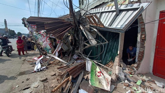 Kondisi warung porak poranda setelah ditabrak truk di jalan Ajibarang-Bumiayu, Banyumas, Kamis (30/7/2026) pagi.