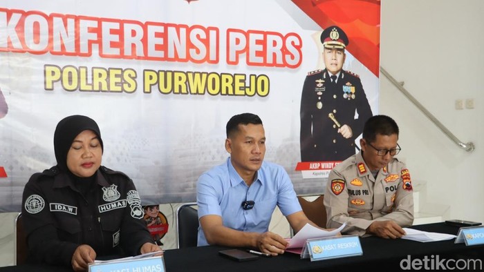 Konferensi pers dipimpin Kasat Reskrim Polres Purworejo AKP Dwiyono didampingi Kasi Humas AKP Ida Widaastuti dan Kapolsek Banyuurip AKP Tulus Priyono, Kamis (30/7/2026) siang di Mapolres Purworejo.