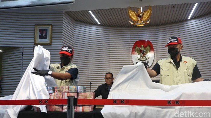 Plt Direktur Penyidikan KPK Achmad Taufik Husein bersama juru bicara KPK Budi Prasetyo memamerkan barang bukti uang tunai hasil Operasi Tangkap Tangan (OTT) dengan tersangka Bupati Pemalang, Jawa Tengah di Gedung KPK, Jakarta, Kamis (30/7/2026).  KPK telah menetapkan Bupati Pemalang Anom Widiyantoro sebagai tersangka usai terjaring operasi tangkap tangan (OTT). Anom diduga melakukan pemerasan kepada bawahannya.
