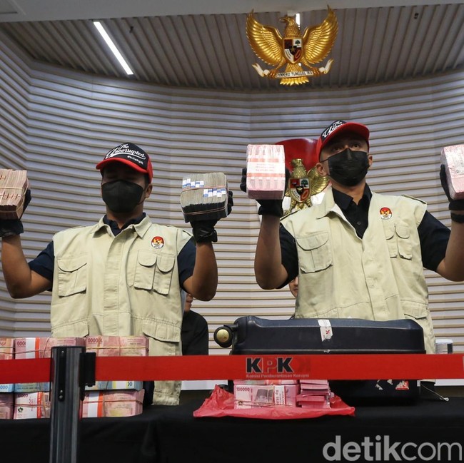 KPK Pamerkan Uang Bukti OTT Bupati Pemalang Senilai Rp1,98 Miliar