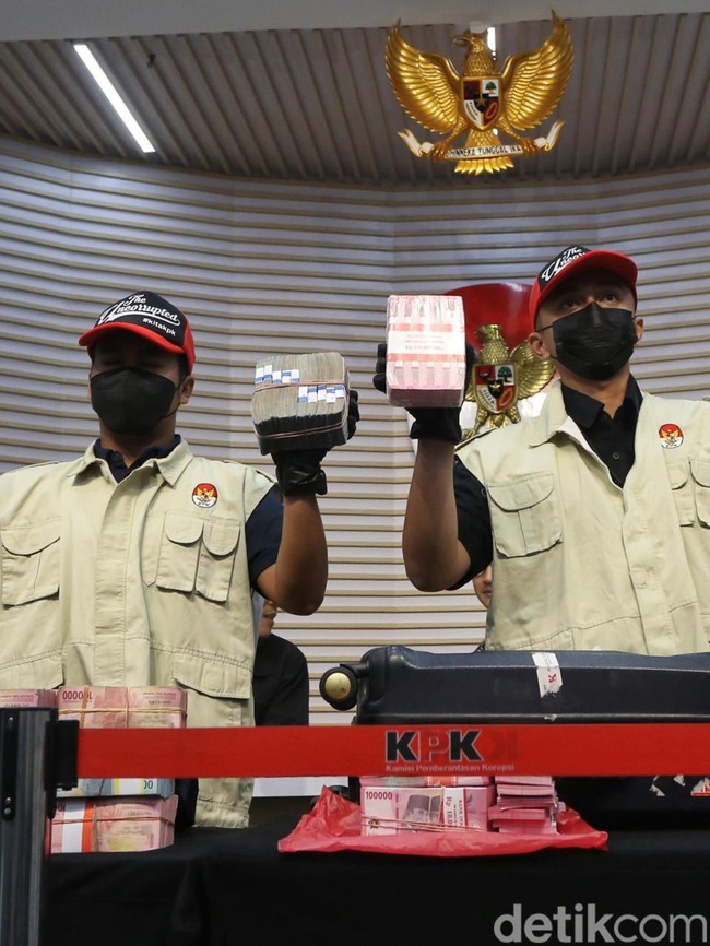 KPK Pamerkan Uang Bukti OTT Bupati Pemalang Senilai Rp1,98 Miliar