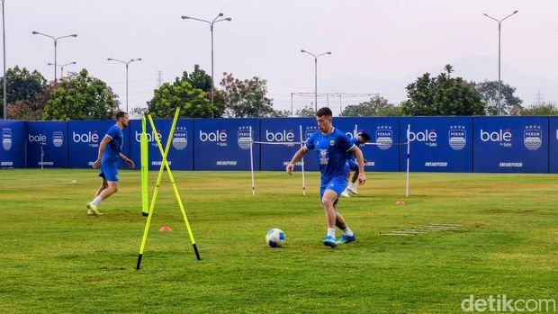Latihan Mariano Peralta bersama skuad Persib Bandung di lapangan pendamping GBLA, Kamis (30/7/2026) Latihan Mariano Peralta bersama skuad Persib Bandung di lapangan pendamping GBLA, Kamis (30/7/2026)