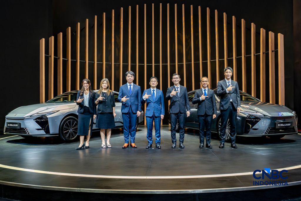 Lexus meluncurkan All-New Lexus ES 350e dalam pilihan hybrid dan listrik murni serta RZ 600e F SPORT Performance dalam arena GIIAS 2026 di ICE BSD, Tangerang, Kamis (30/7/2026). (CNBC Indonesia/Ferry Sandi)