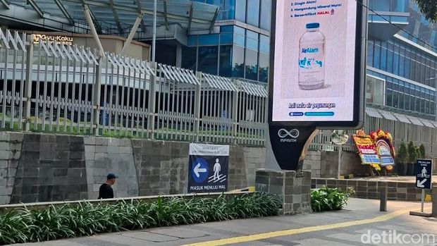 Area depan Mal Kota Kasablanka kini telah dipagari.