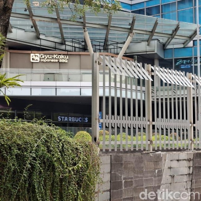 Before-After Pagar Tinggi di Mal Kokas yang Kini Telah Dibongkar