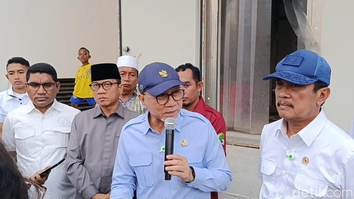 Menko Bidang Pangan, Zulkifli Hasan didampingi Menteri KKP  Sakti Wahyu Trenggono, Mendes PDT  Yandri Susanto dan Wakil Ketua Komisi IV DPR RI Ahmad Yohan meninjau lKNMP Desa Warloka Pesisir di Manggarai Barat, NTT, Kamis (30/7/2026). (Ambrosius Ardin)
